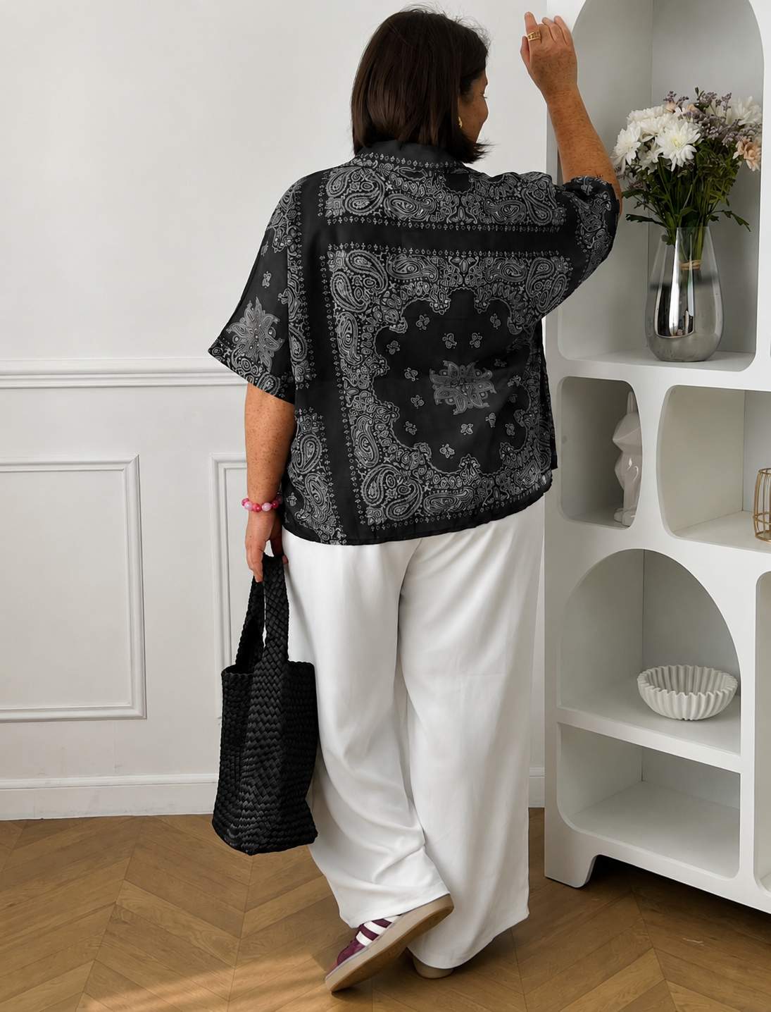 Adoptez un style chic et léger avec cette chemise grande taille femme aux motifs écrus élégants. Ses manches courtes, son col chemise classique et ses boutons sur toute la longueur en font une pièce facile à porter au quotidien. Légèrement transparente, elle apporte une touche féminine et aérienne, tandis que son association de gris et d’écru offre un look tendance et raffiné.