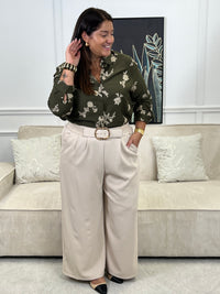 La chemise Aelise allie élégance et confort en grande taille. Ses manches longues, son col chemise et ses motifs dorés brodés créent une allure sophistiquée. Boutons pratiques sur la longueur et aux poignets pour un ajustement sur mesure.&nbsp;