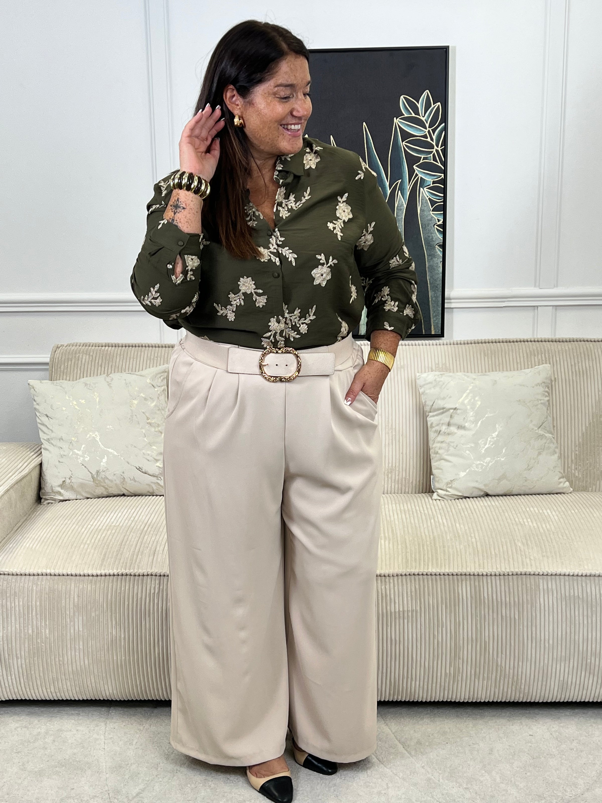 La chemise Aelise allie élégance et confort en grande taille. Ses manches longues, son col chemise et ses motifs dorés brodés créent une allure sophistiquée. Boutons pratiques sur la longueur et aux poignets pour un ajustement sur mesure.&nbsp;