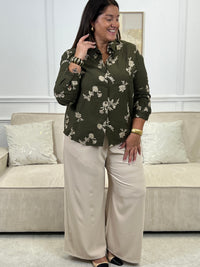 La chemise Aelise allie élégance et confort en grande taille. Ses manches longues, son col chemise et ses motifs dorés brodés créent une allure sophistiquée. Boutons pratiques sur la longueur et aux poignets pour un ajustement sur mesure.&nbsp;