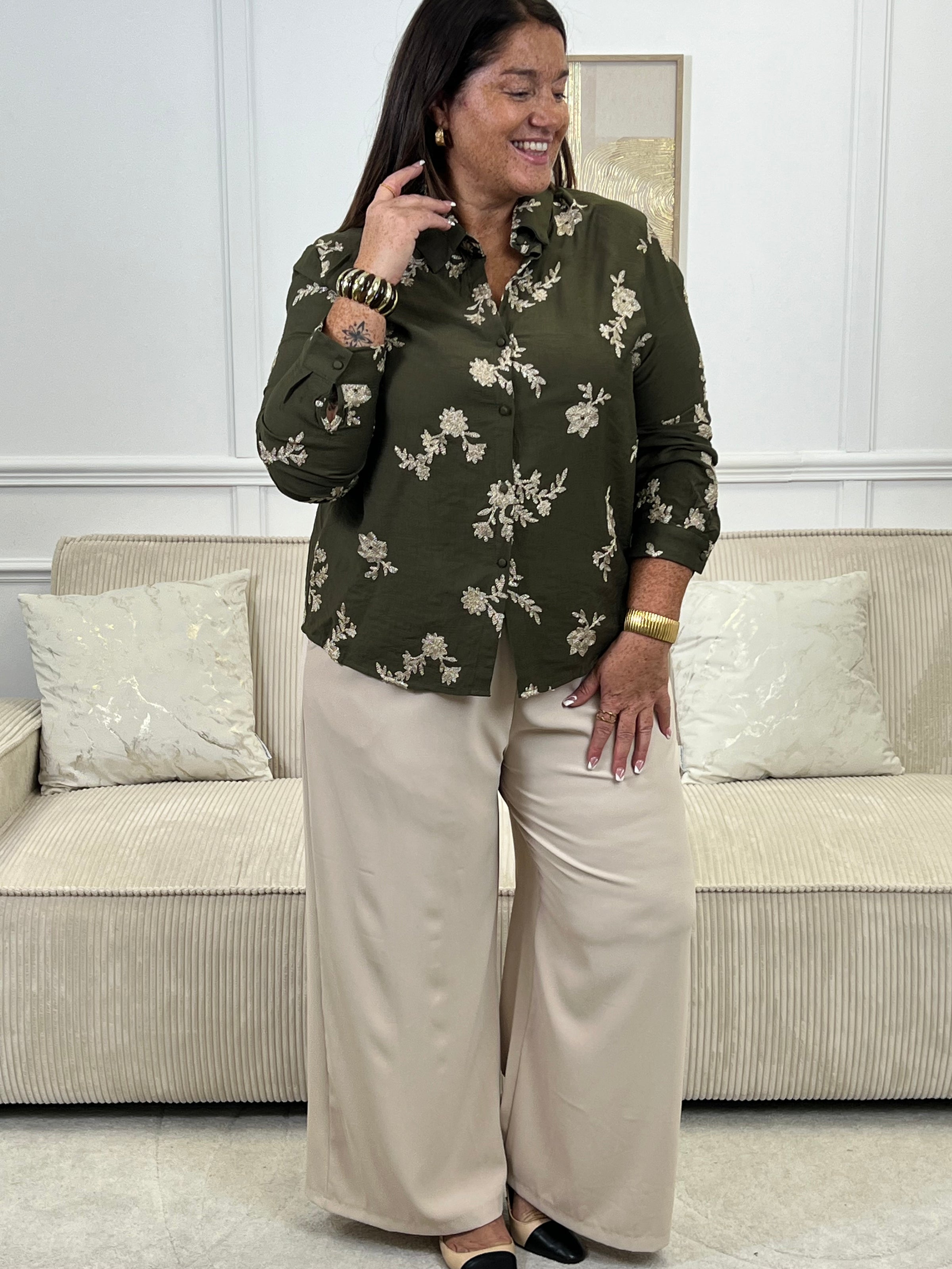 La chemise Aelise allie élégance et confort en grande taille. Ses manches longues, son col chemise et ses motifs dorés brodés créent une allure sophistiquée. Boutons pratiques sur la longueur et aux poignets pour un ajustement sur mesure.&nbsp;