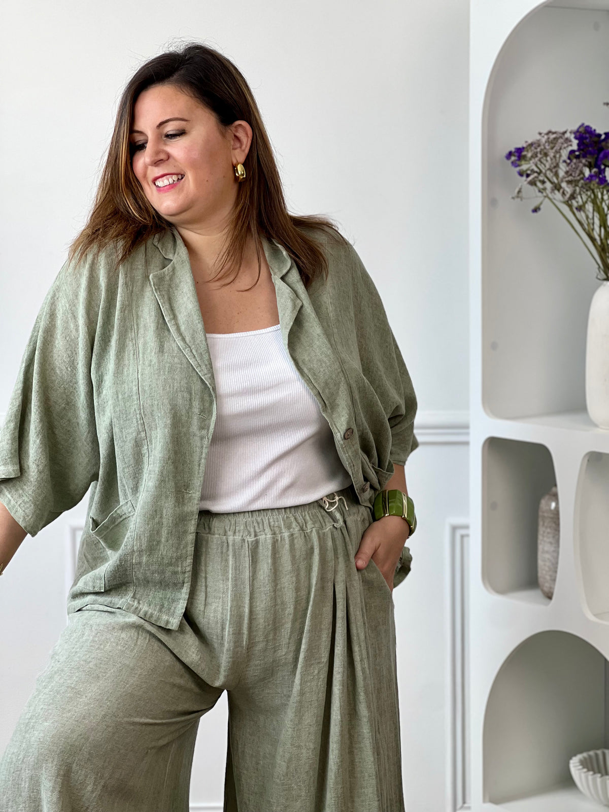 Chemise kaki femme grande taille en 100 % coton, idéale pour un confort optimal au quotidien. Sa coupe ample, ses manches courtes et son col à revers lui confèrent un style décontracté et élégant. Dotée de boutons sur toute la longueur et de deux poches sur le devant, elle est parfaite pour composer des tenues tendance et faciles à porter.