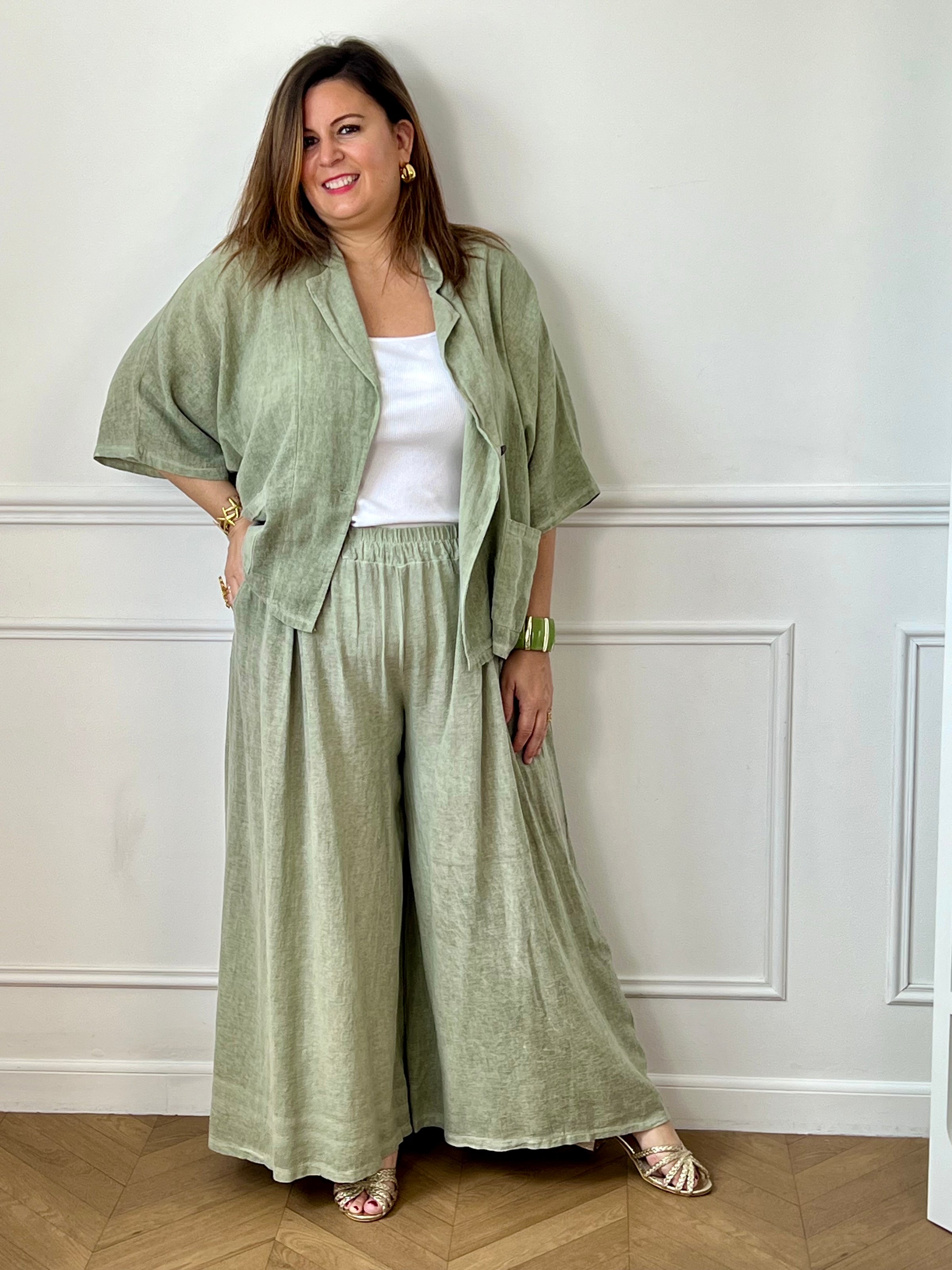 Chemise kaki femme grande taille en 100 % coton, idéale pour un confort optimal au quotidien. Sa coupe ample, ses manches courtes et son col à revers lui confèrent un style décontracté et élégant. Dotée de boutons sur toute la longueur et de deux poches sur le devant, elle est parfaite pour composer des tenues tendance et faciles à porter.