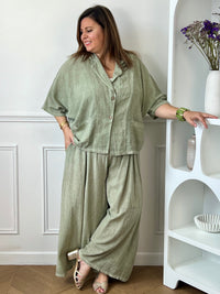 Chemise kaki femme grande taille en 100 % coton, idéale pour un confort optimal au quotidien. Sa coupe ample, ses manches courtes et son col à revers lui confèrent un style décontracté et élégant. Dotée de boutons sur toute la longueur et de deux poches sur le devant, elle est parfaite pour composer des tenues tendance et faciles à porter.