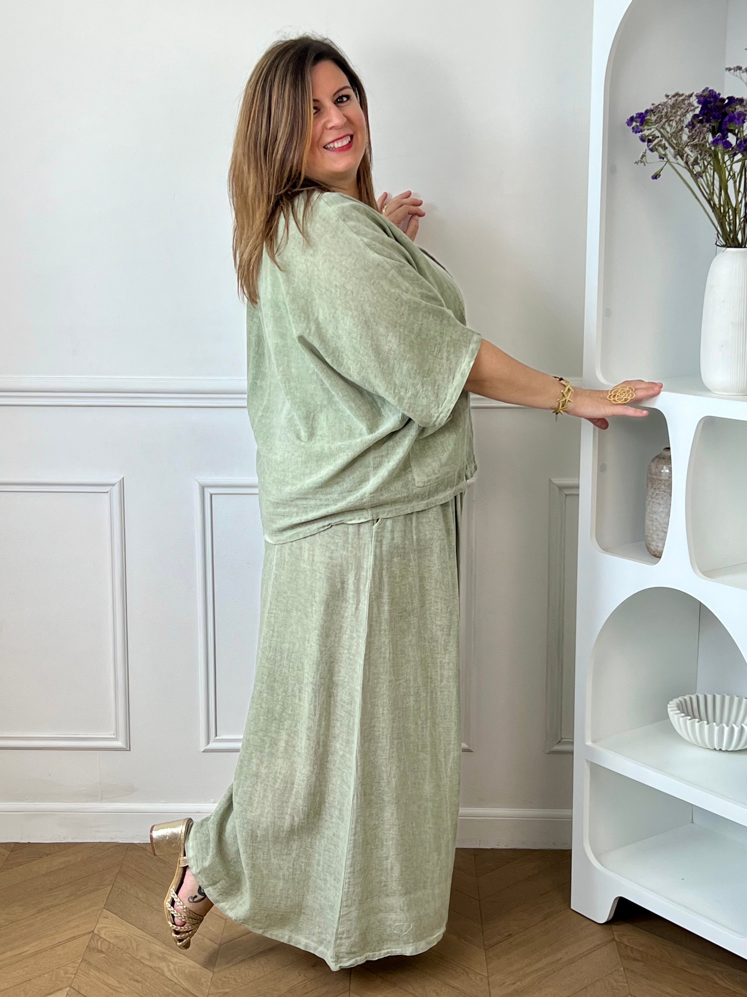 Chemise kaki femme grande taille en 100 % coton, idéale pour un confort optimal au quotidien. Sa coupe ample, ses manches courtes et son col à revers lui confèrent un style décontracté et élégant. Dotée de boutons sur toute la longueur et de deux poches sur le devant, elle est parfaite pour composer des tenues tendance et faciles à porter.