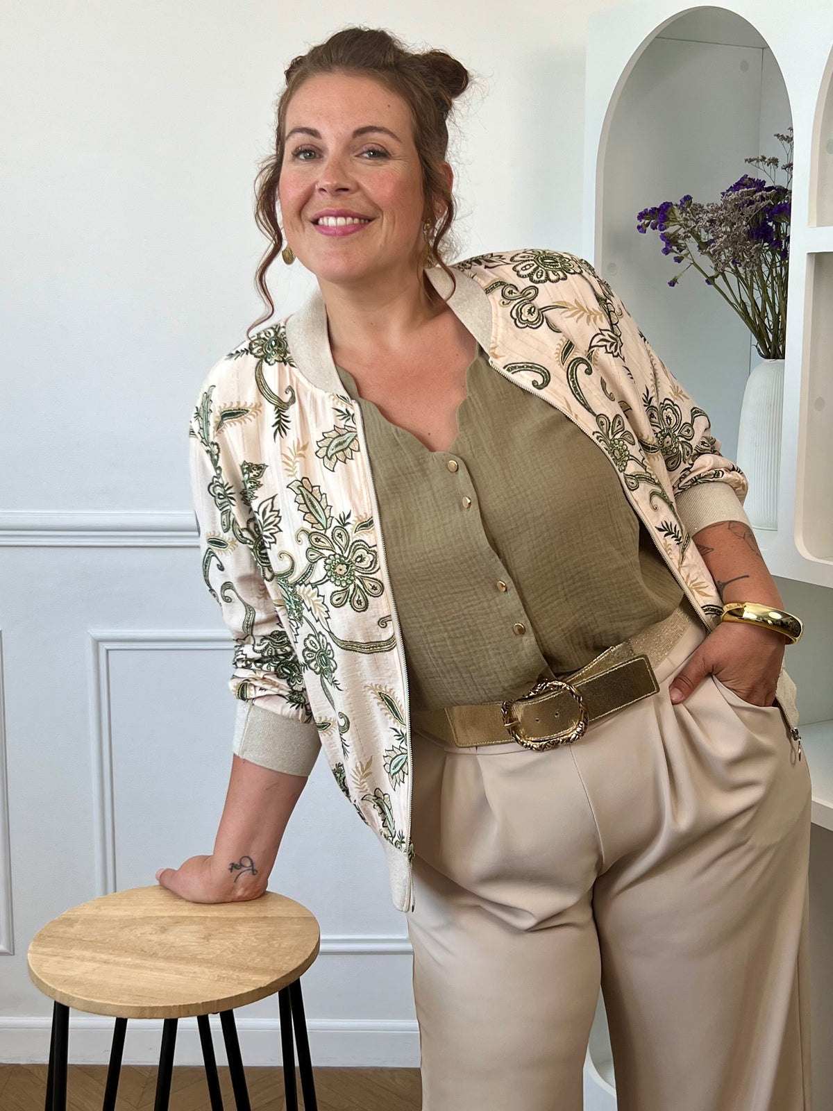 Découvrez notre ravissante chemise kaki en gaze de coton Kira ! Avec son col V festonné et ses boutons dorés, elle apporte une touche d'élégance à votre tenue. Légère et confortable en 100% coton, elle vous séduira par sa couleur noir intemporelle.