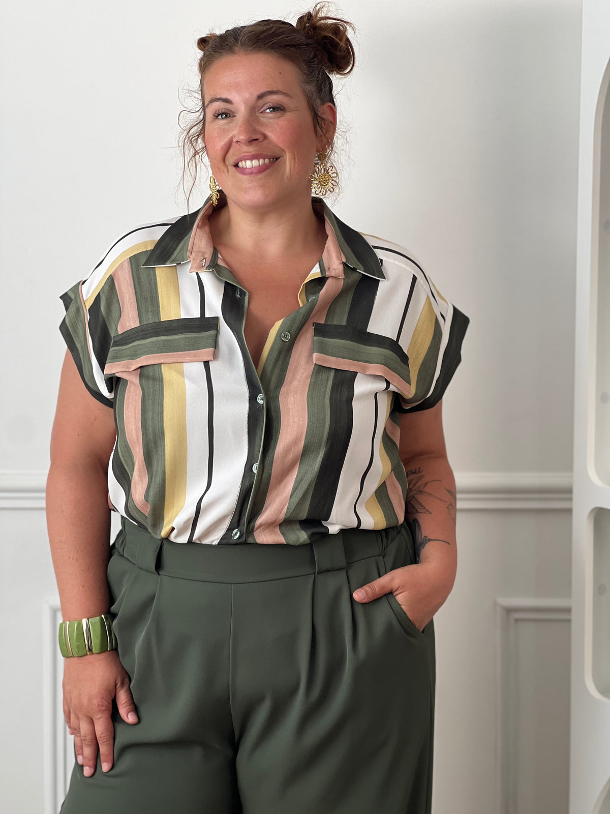 Chemise légère rayée grande taille femme portée avec un pantalon kaki pour un look tendance.
