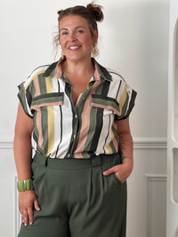 Chemise légère rayée grande taille femme portée avec un pantalon kaki pour un look tendance.