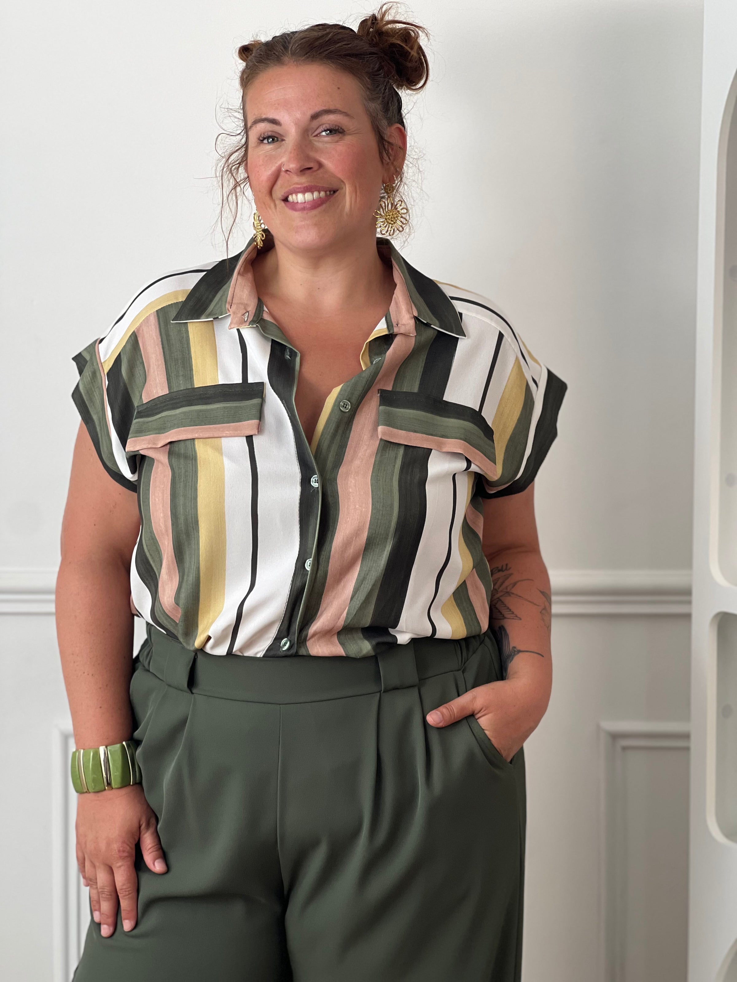 Chemise légère rayée grande taille femme portée avec un pantalon kaki pour un look tendance.