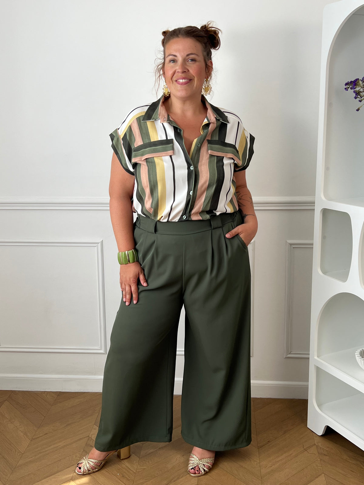 Chemise sans manches grande taille femme à rayures écrues, kaki, jaunes et beiges.