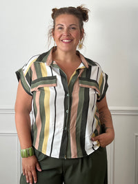 Chemise rayée légère et fluide avec col chemise, boutons et poches factices sur le devant.