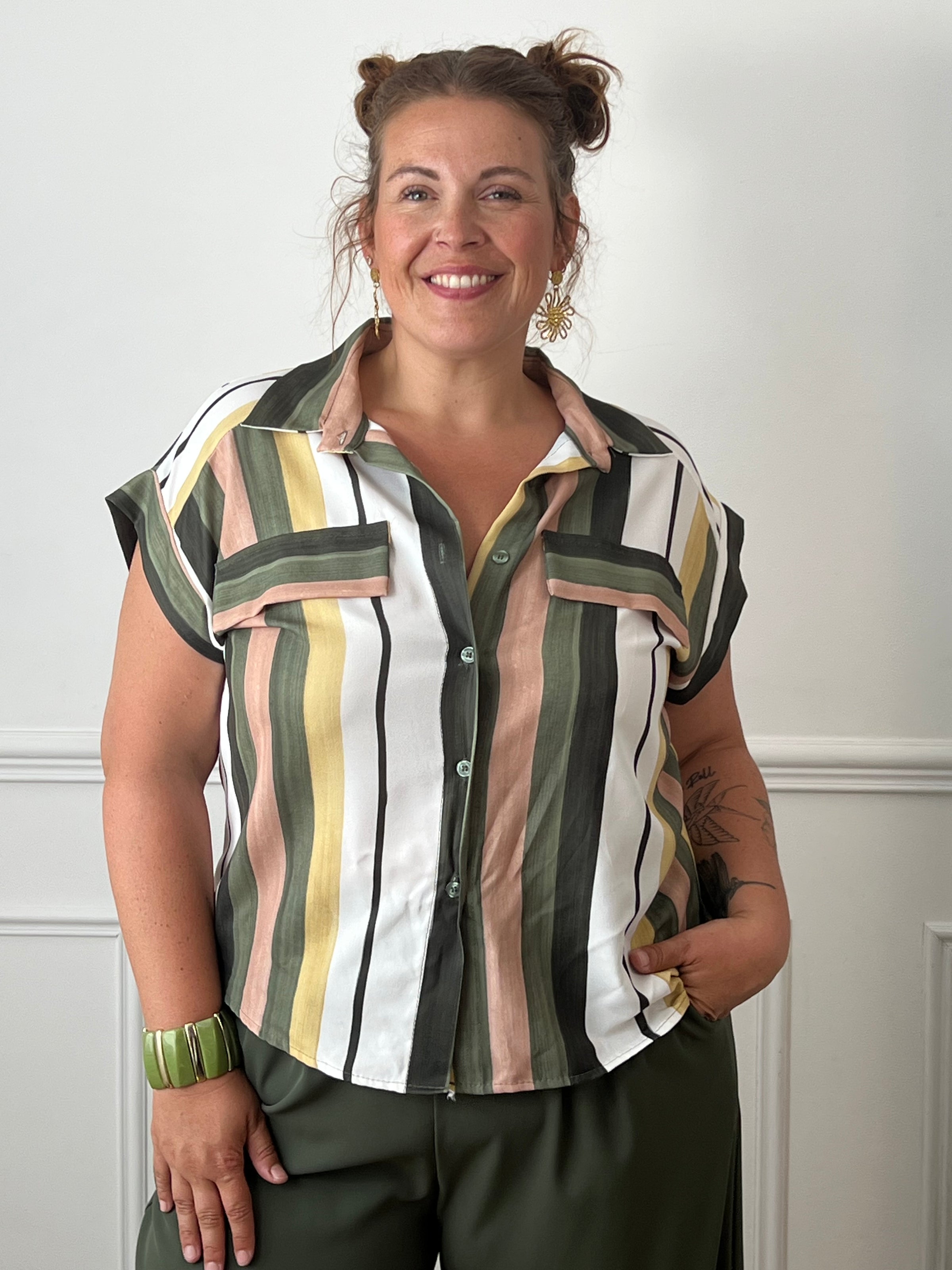 Chemise rayée légère et fluide avec col chemise, boutons et poches factices sur le devant.