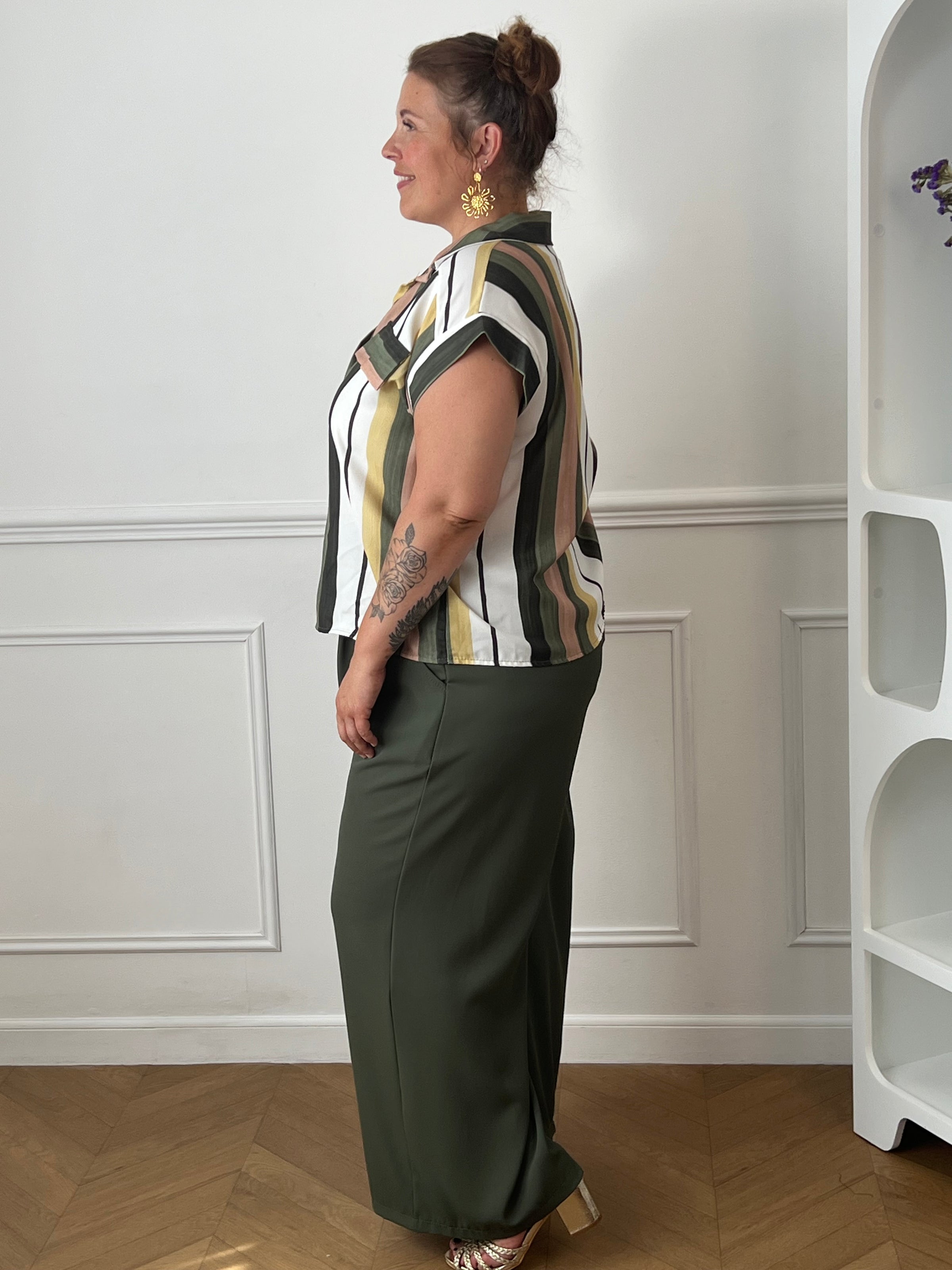 Vue de profil de la chemise rayée grande taille femme, légèrement transparente et confortable.
