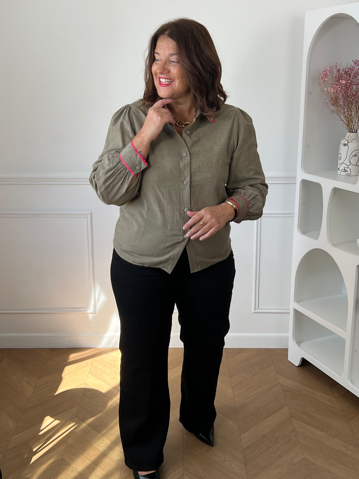 Détail col chemise et bordures roses de la chemise kaki grande taille Suzie – Made in PRC | Loïcia