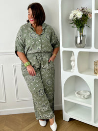 Chemise kaki grande taille femme, idéale pour un look décontracté et tendance. Avec ses manches courtes, sa coupe ample et ses boutons sur toute la longueur, elle offre confort et liberté de mouvement. Ses motifs bleus, noirs et écrus apportent une touche originale et moderne. Confectionnée en 100% coton, cette chemise kaki est parfaite pour une tenue légère et stylée au quotidien.