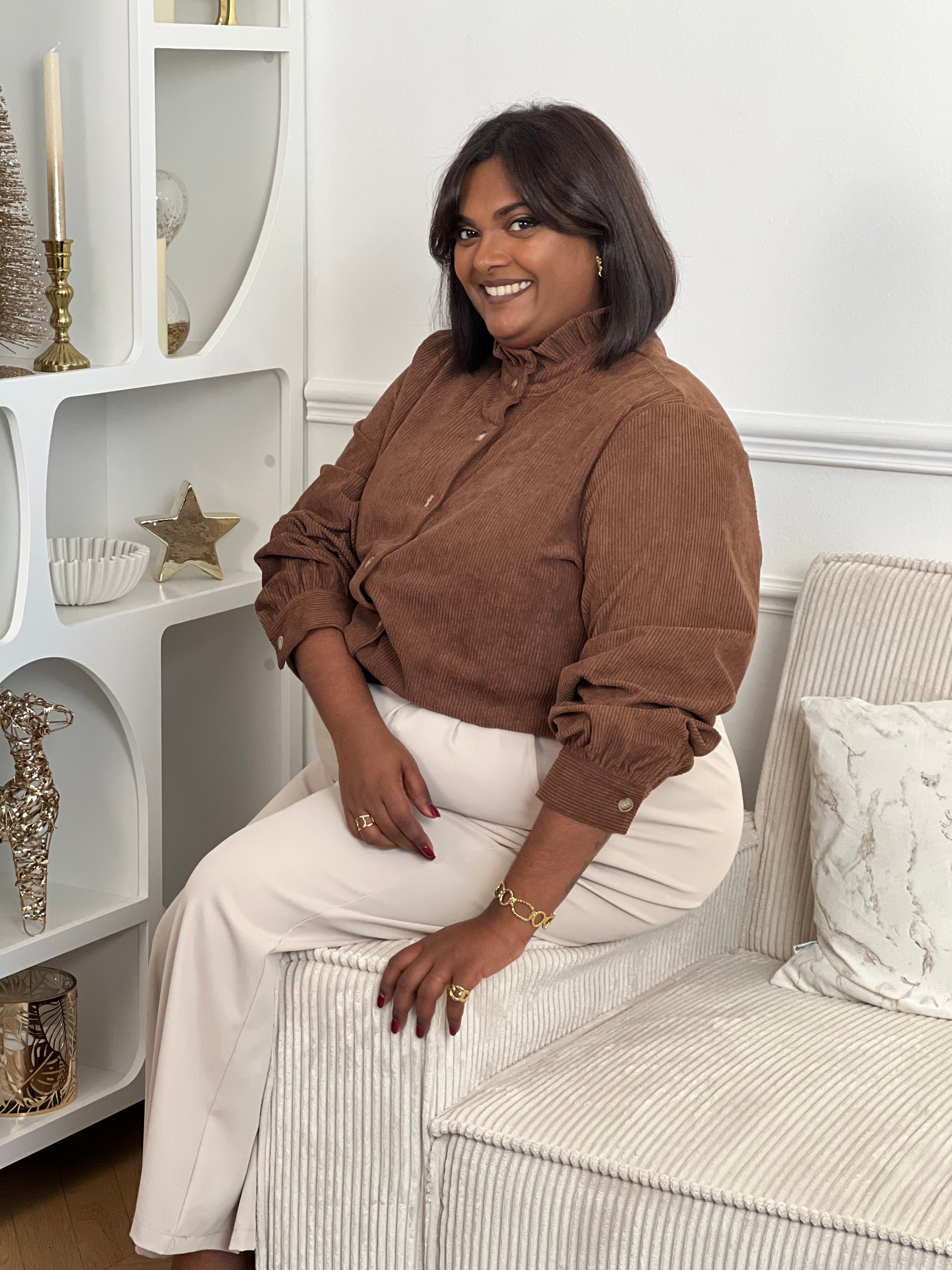 La chemise Gisla est l'alliance parfaite entre style et confort. Avec son effet velours côtelé et ses volants au col, cette chemise marron à manches longues vous apportera une touche de sophistication.&nbsp;