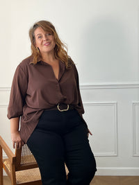 Dos de la chemise marron grande taille Aziel – Effet plissé et coupe plus longue à l'arrière | Loïcia