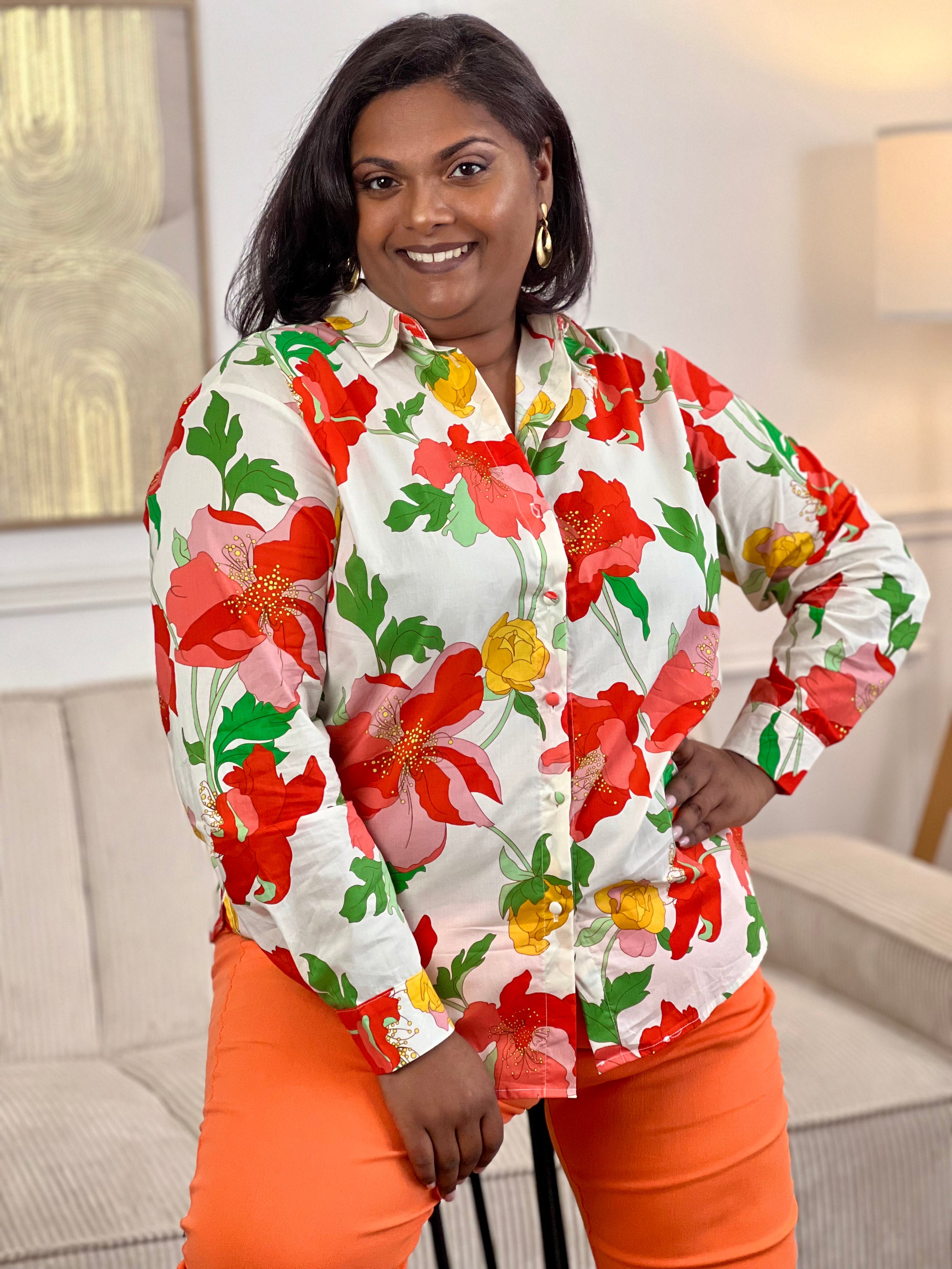 Craquez pour cette chemise à motifs grande taille femme, confectionnée en 100 % coton pour un confort optimal. Dotée de manches longues, d’un col chemise et de boutons sur toute la longueur et aux poignets, elle allie style et praticité. Ses motifs fleurs aux tons écru, vert, rouge, rose et jaune apportent une touche colorée et lumineuse à vos tenues.