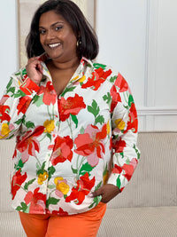 Craquez pour cette chemise à motifs grande taille femme, confectionnée en 100 % coton pour un confort optimal. Dotée de manches longues, d’un col chemise et de boutons sur toute la longueur et aux poignets, elle allie style et praticité. Ses motifs fleurs aux tons écru, vert, rouge, rose et jaune apportent une touche colorée et lumineuse à vos tenues.