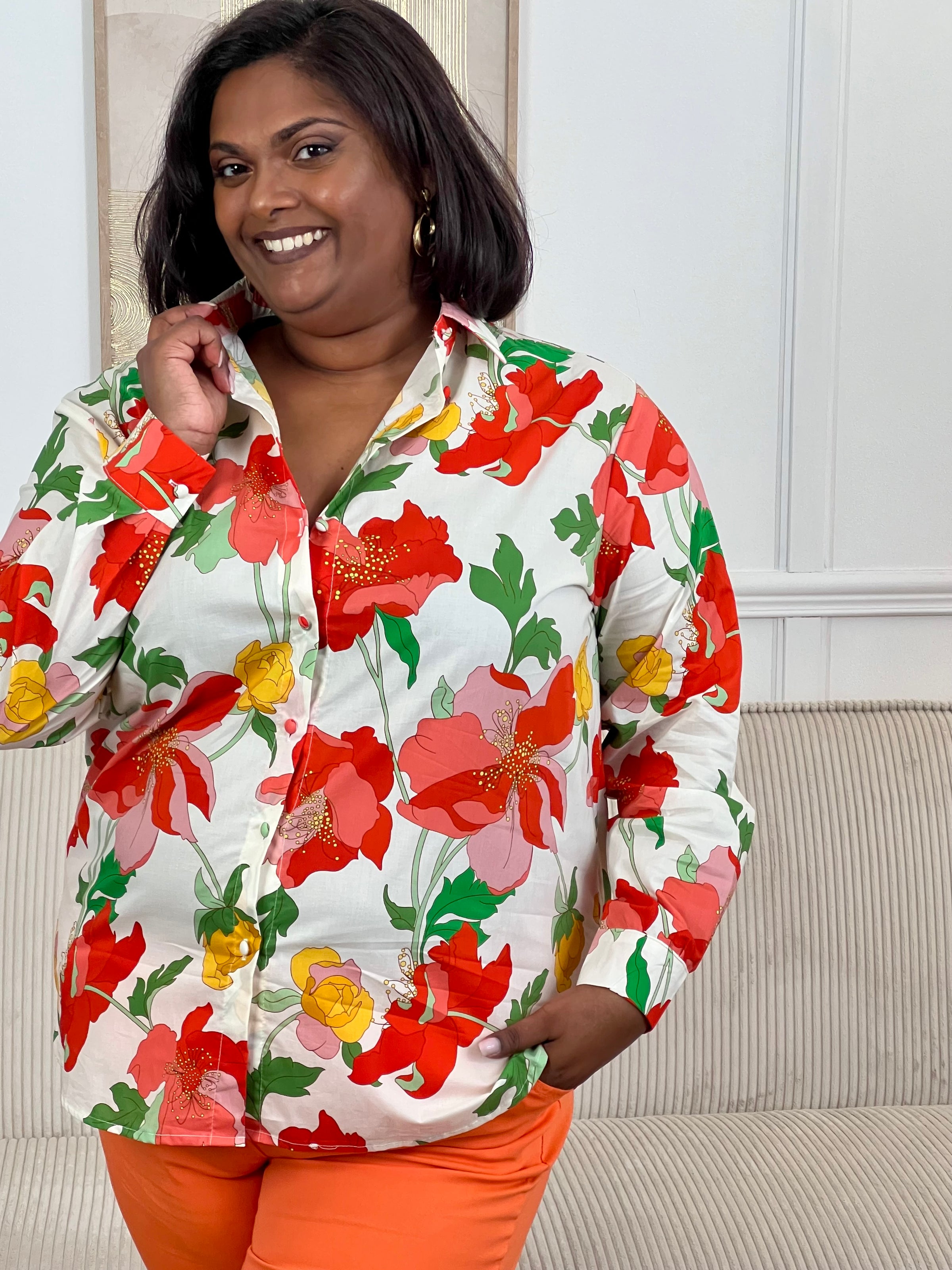 Craquez pour cette chemise à motifs grande taille femme, confectionnée en 100 % coton pour un confort optimal. Dotée de manches longues, d’un col chemise et de boutons sur toute la longueur et aux poignets, elle allie style et praticité. Ses motifs fleurs aux tons écru, vert, rouge, rose et jaune apportent une touche colorée et lumineuse à vos tenues.