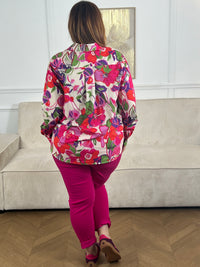 Craquez pour cette chemise à motifs grande taille femme, élégante et colorée. Dotée de manches longues, d’un col chemise et de boutons sur toute la longueur et aux poignets, elle allie confort et style. Ses motifs fleurs aux tons écru, vert, rouge, rose et violet apportent une touche lumineuse et féminine à vos tenues.