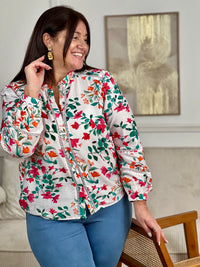 Découvrez la chemise Sasha, une pièce incontournable pour un style bohème et confortable. Cette chemise grande taille allie élégance et légèreté avec ses détails ajourés délicats sur le devant et aux manches. Le col montant et les manches longues offrent une couverture raffinée. Les motifs floraux roses et verts sur fond beige apportent une touche naturelle et féminine à votre garde-robe.