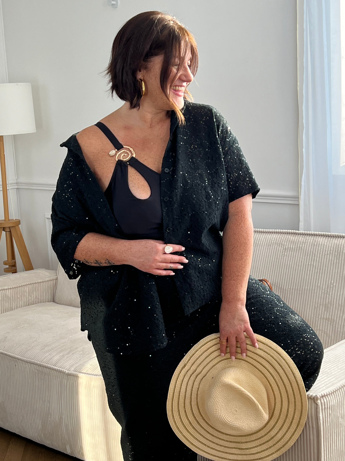 Chemise noire à sequins grande taille, idéale pour un look élégant et lumineux. Sa coupe manches courtes avec boutons sur la longueur offre confort et style, tandis que son effet ajouré apporte une touche moderne. Parfaite pour sublimer vos tenues de soirée ou du quotidien.