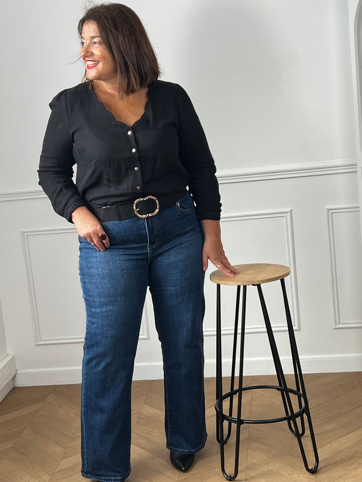 Femme grande taille portant la chemise noire Laury – Col V festonné, tailles 42/44 à 52/54 | Loïcia