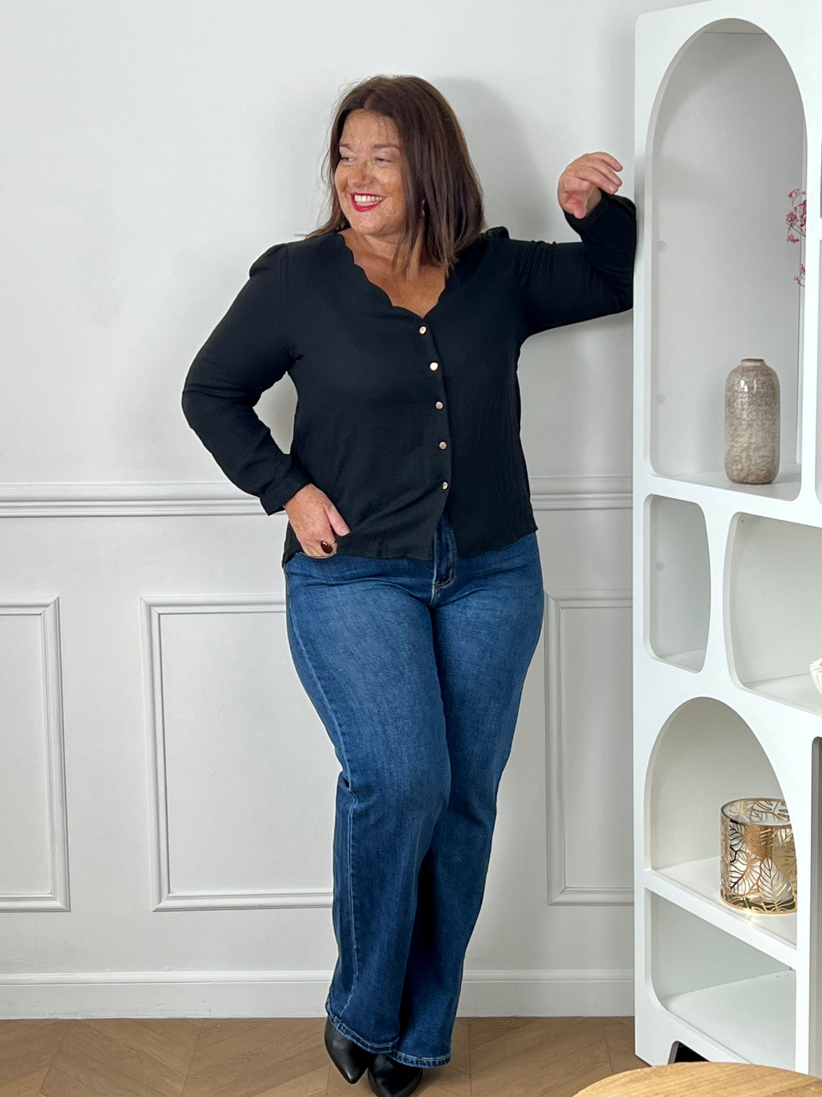 Détail col V festonné de la chemise noire grande taille Laury – Gaze de coton légère | Loïcia