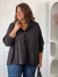 Dos de la chemise noire grande taille Aziel – Effet plissé et coupe plus longue à l'arrière | Loïcia