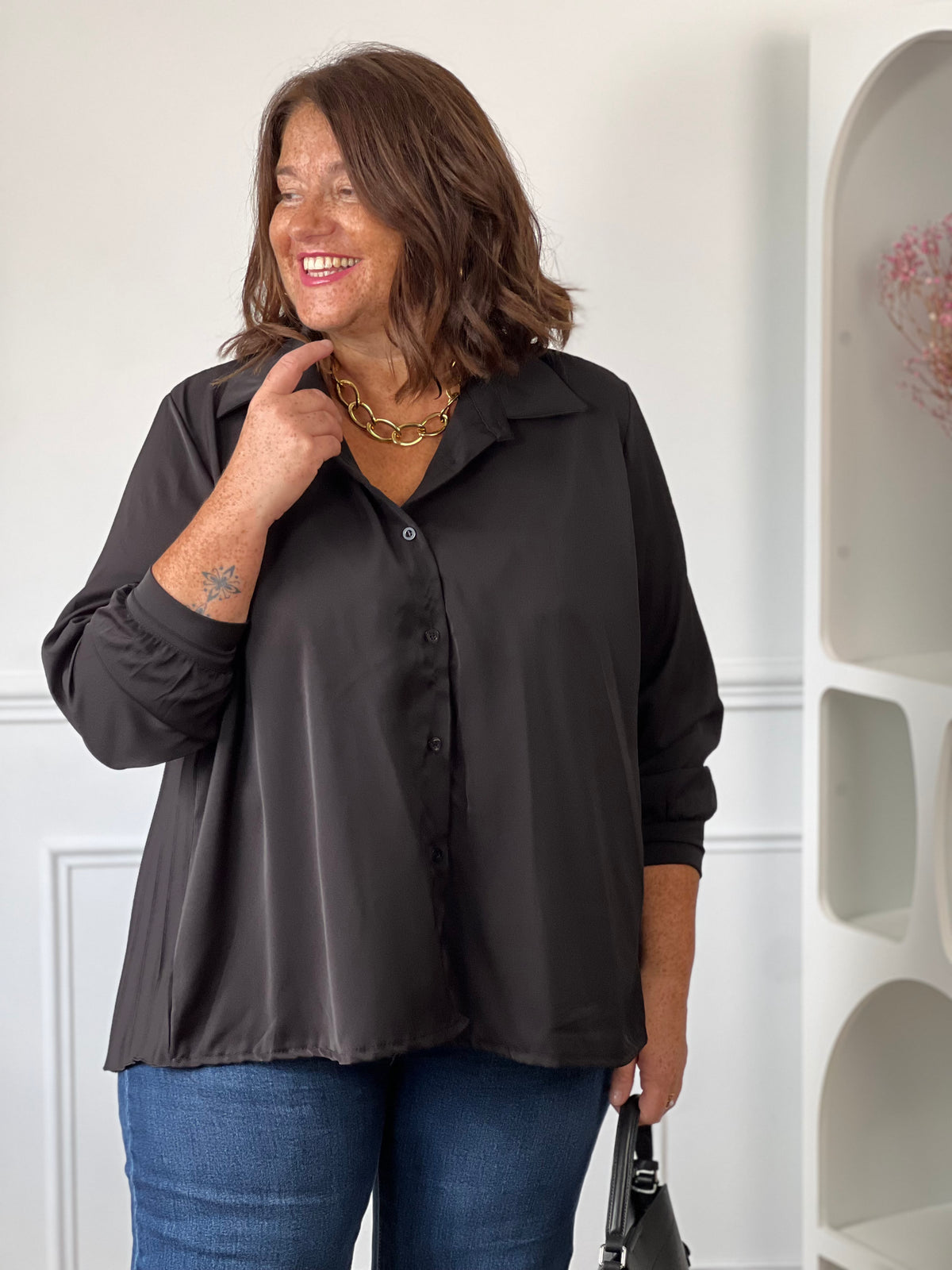 Dos de la chemise noire grande taille Aziel – Effet plissé et coupe plus longue à l'arrière | Loïcia