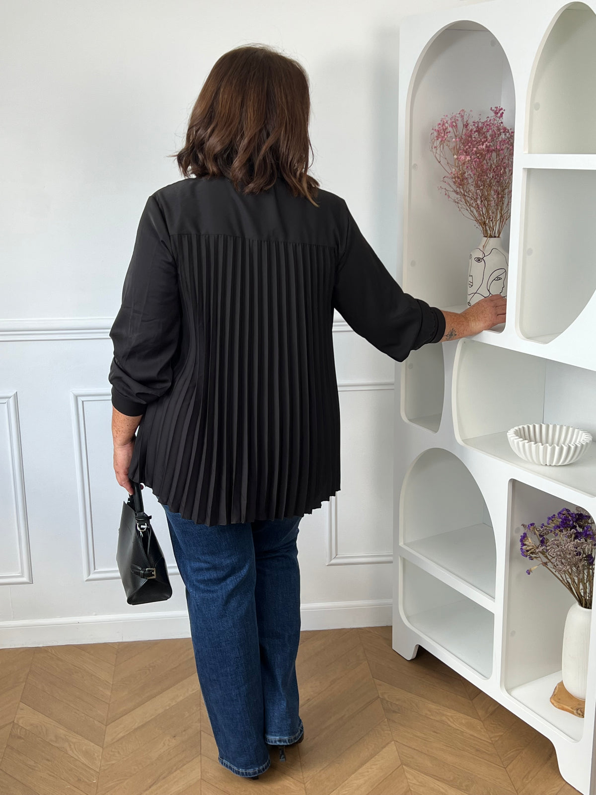 Détail col chemise et boutons de la chemise noire grande taille Aziel – Made in Italy | Loïcia