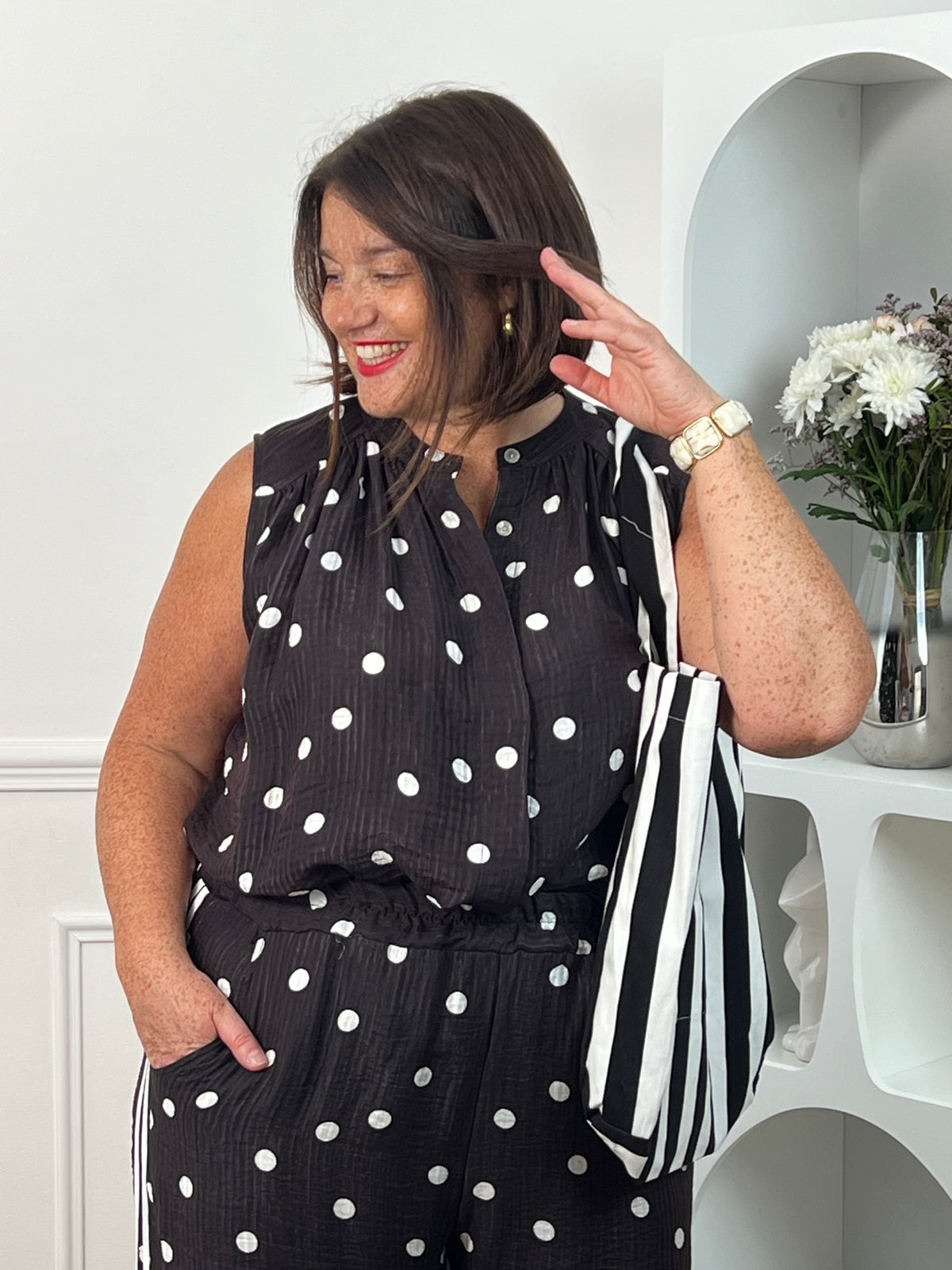 Craquez pour cette chemise à motifs grande taille femme, idéale pour un look à la fois chic et décontracté. Sans manches et dotée d’un col rond, elle séduit par ses élégants motifs pois noir et écru qui apportent une touche intemporelle à votre tenue. Les boutons sur toute la longueur soulignent son style raffiné, tandis que sa matière légèrement transparente lui confère légèreté et féminité. Une pièce tendance et confortable, parfaite pour la saison.