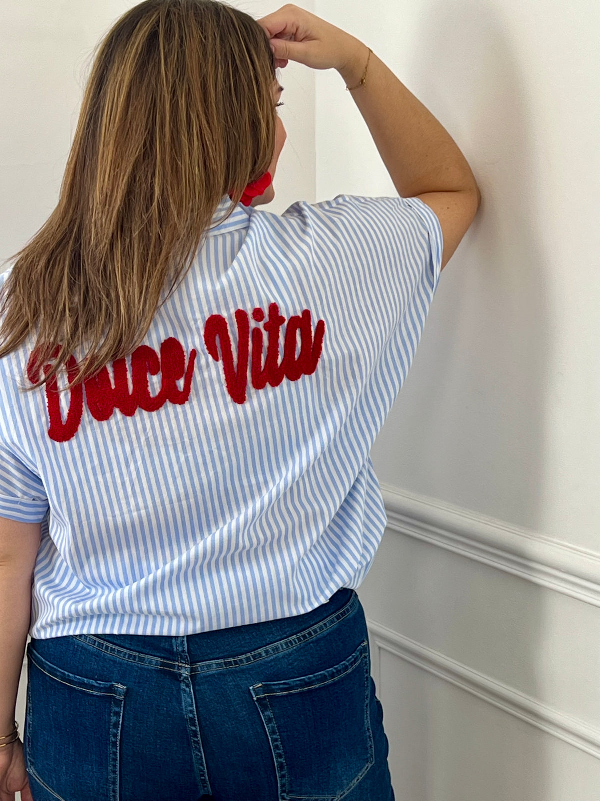 Vue de dos de la chemise rayée grande taille femme avec inscription rouge brodée « Dolce Vita ».