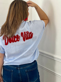Vue de dos de la chemise rayée grande taille femme avec inscription rouge brodée « Dolce Vita ».