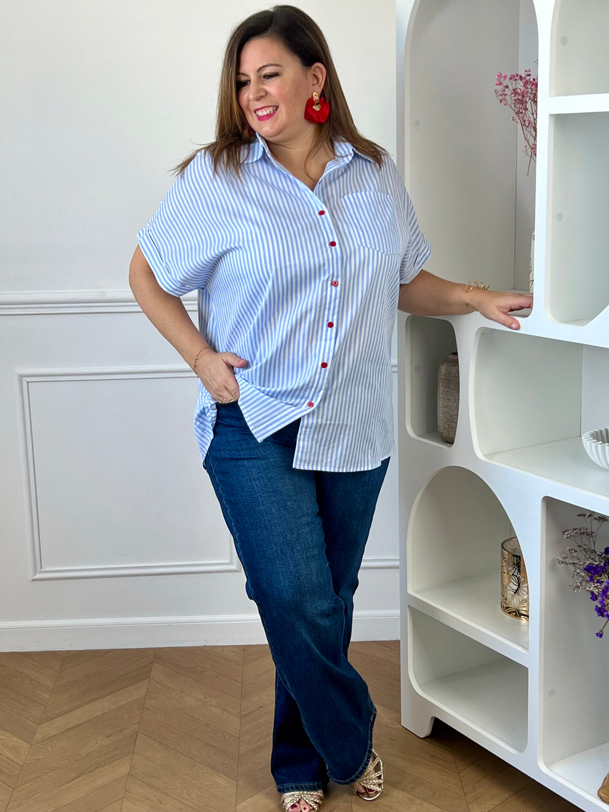 Chemise bleue et écrue grande taille femme portée avec un jean pour un look décontracté.