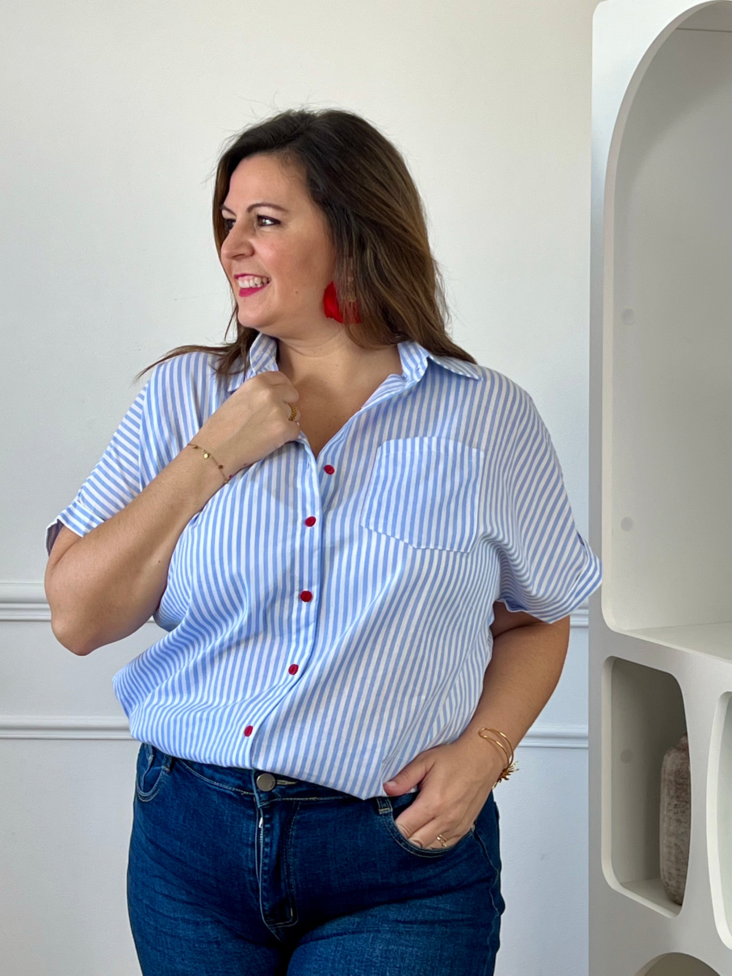 Chemise rayée en coton grande taille femme avec manches courtes, col chemise et poche poitrine.