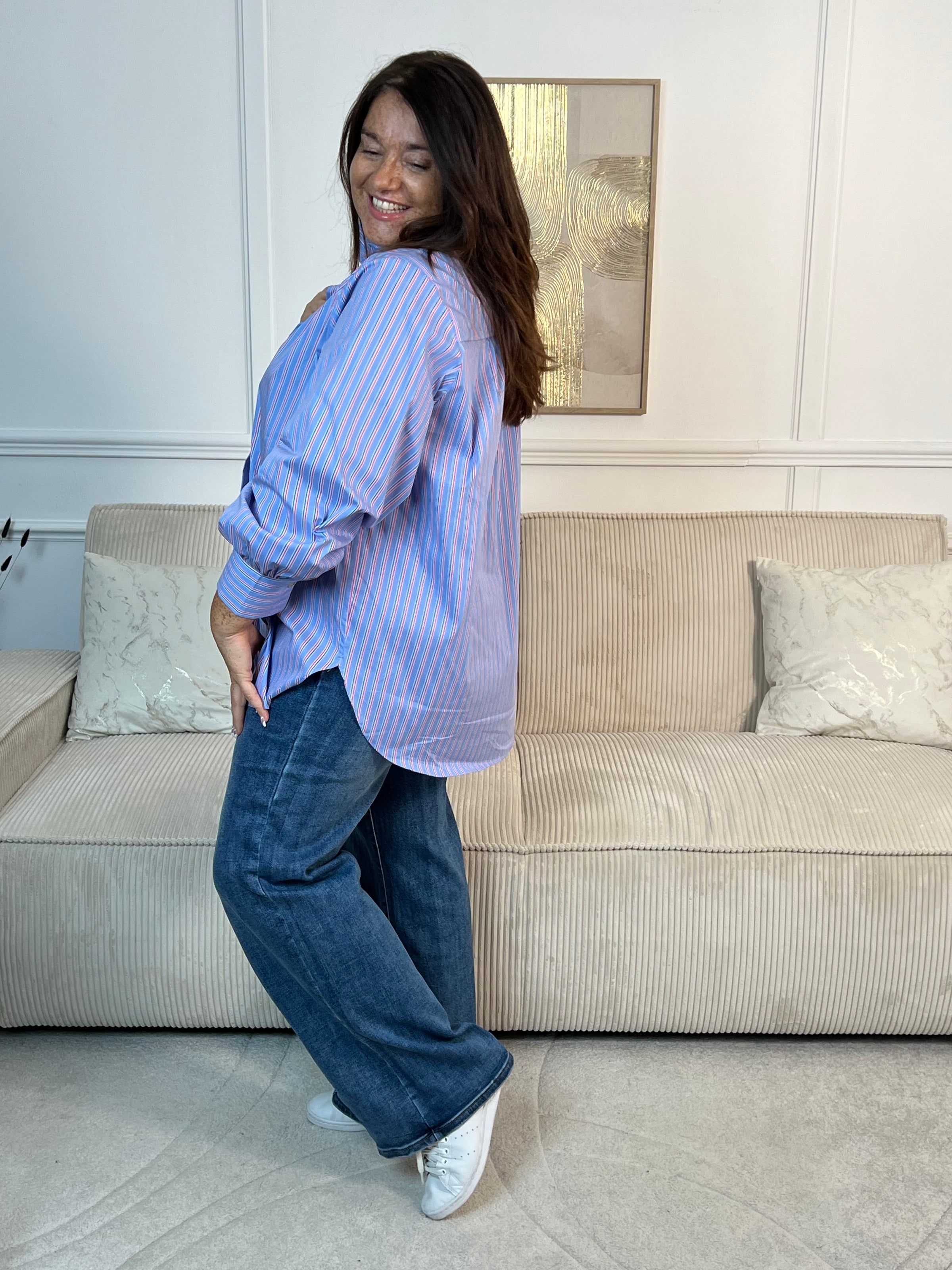 Découvrez la chemise Elea, une pièce incontournable pour les femmes en quête de style et de confort. Avec ses rayures verticales élégantes, son col rond orné de volants et ses manches longues, cette chemise grande taille allie féminité et sophistication. Les boutons sur toute la longueur offrent une fermeture pratique et un détail chic.&nbsp;