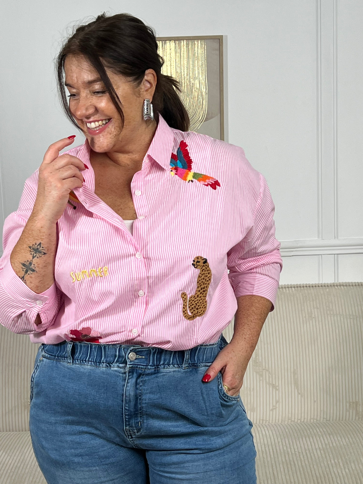 Découvrez Adia, notre chemise en coton grande taille pensée pour vous. Avec ses manches longues et son col chemise classique, elle allie élégance et confort. Les rayures verticales bleues et écrues créent une base intemporelle, sublimée par des motifs brodés colorés qui ajoutent du caractère.