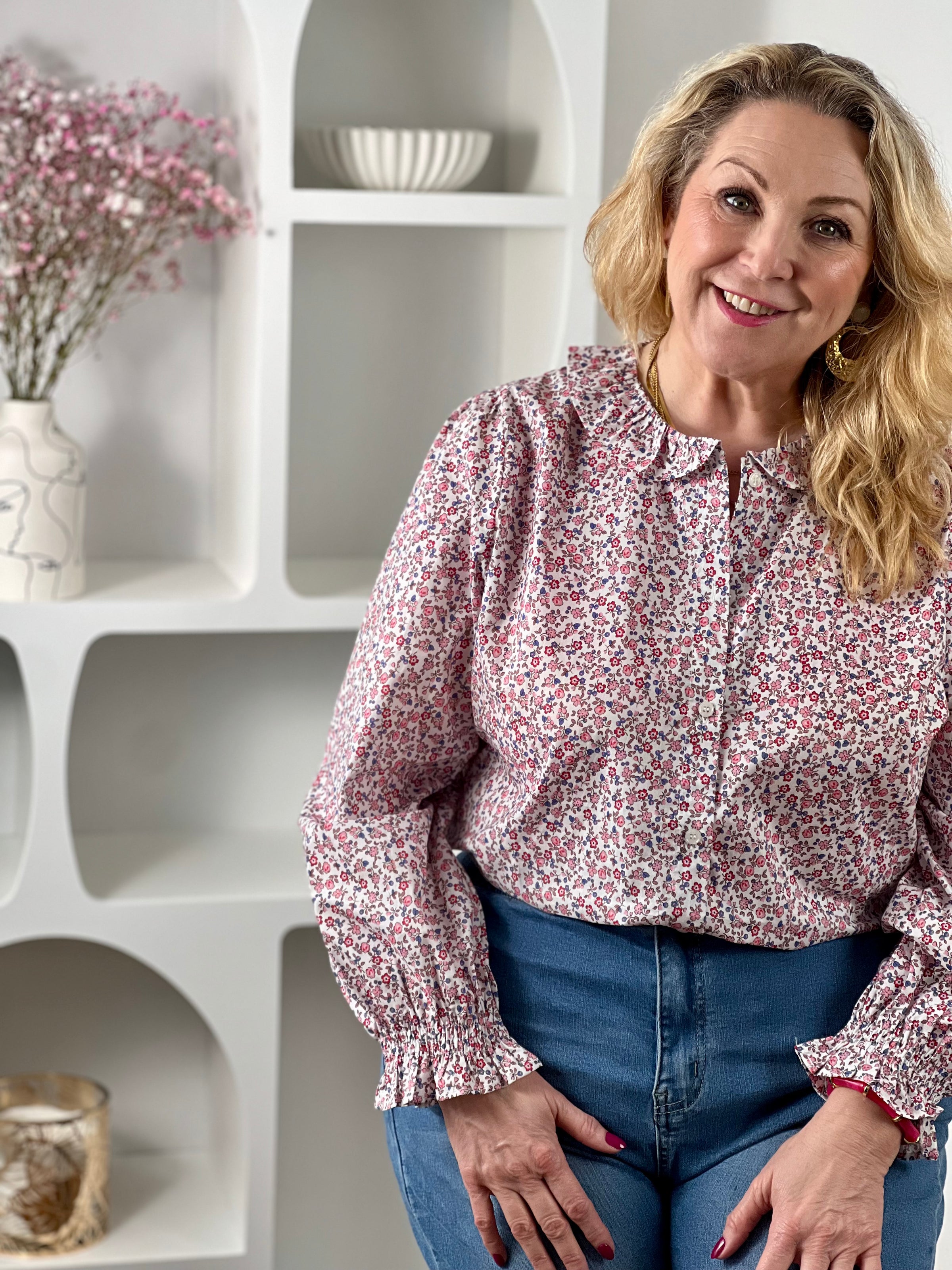 Apportez une touche romantique à votre dressing avec cette chemise grande taille femme à manches longues. Son élégant col Claudine et son motif floral aux tons écru, rose et bleu subliment la silhouette avec douceur. Boutonnée sur le devant, elle se porte aussi bien au quotidien qu’en tenue plus habillée.