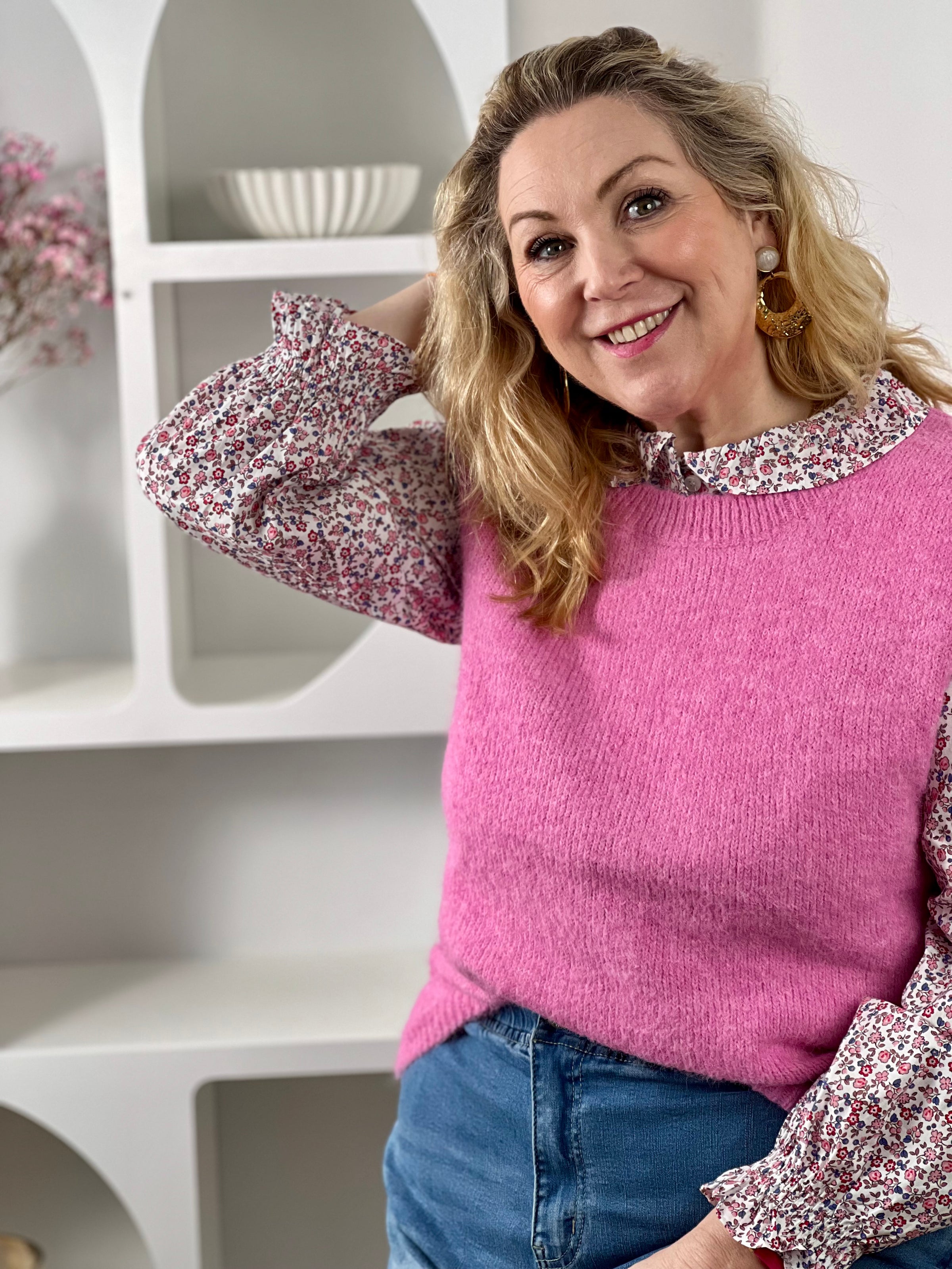 Apportez une touche romantique à votre dressing avec cette chemise grande taille femme à manches longues. Son élégant col Claudine et son motif floral aux tons écru, rose et bleu subliment la silhouette avec douceur. Boutonnée sur le devant, elle se porte aussi bien au quotidien qu’en tenue plus habillée.