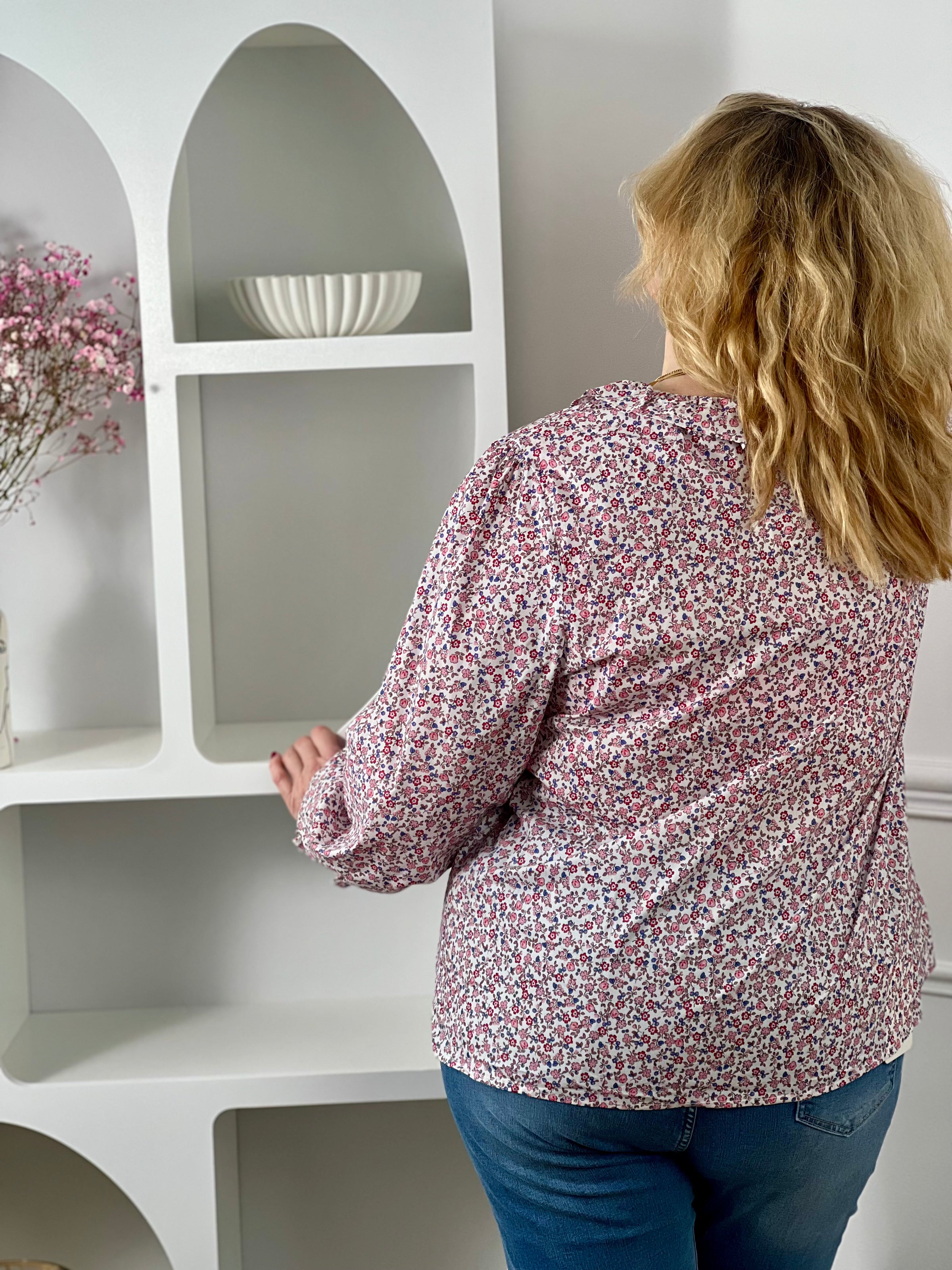 Apportez une touche romantique à votre dressing avec cette chemise grande taille femme à manches longues. Son élégant col Claudine et son motif floral aux tons écru, rose et bleu subliment la silhouette avec douceur. Boutonnée sur le devant, elle se porte aussi bien au quotidien qu’en tenue plus habillée.