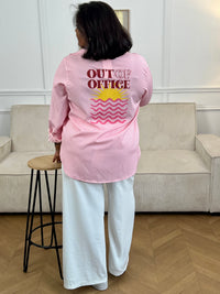 Laissez-vous séduire par cette chemise grande taille femme, légère et fluide, idéale pour la saison. Dotée d’un col chemise classique et de manches longues, elle se ferme par des boutons sur toute la longueur et aux poignets. Ses rayures verticales roses et écrues allongent la silhouette, tandis que les motifs soleil avec l’inscription “Out of office” apportent une touche originale et estivale à votre look.