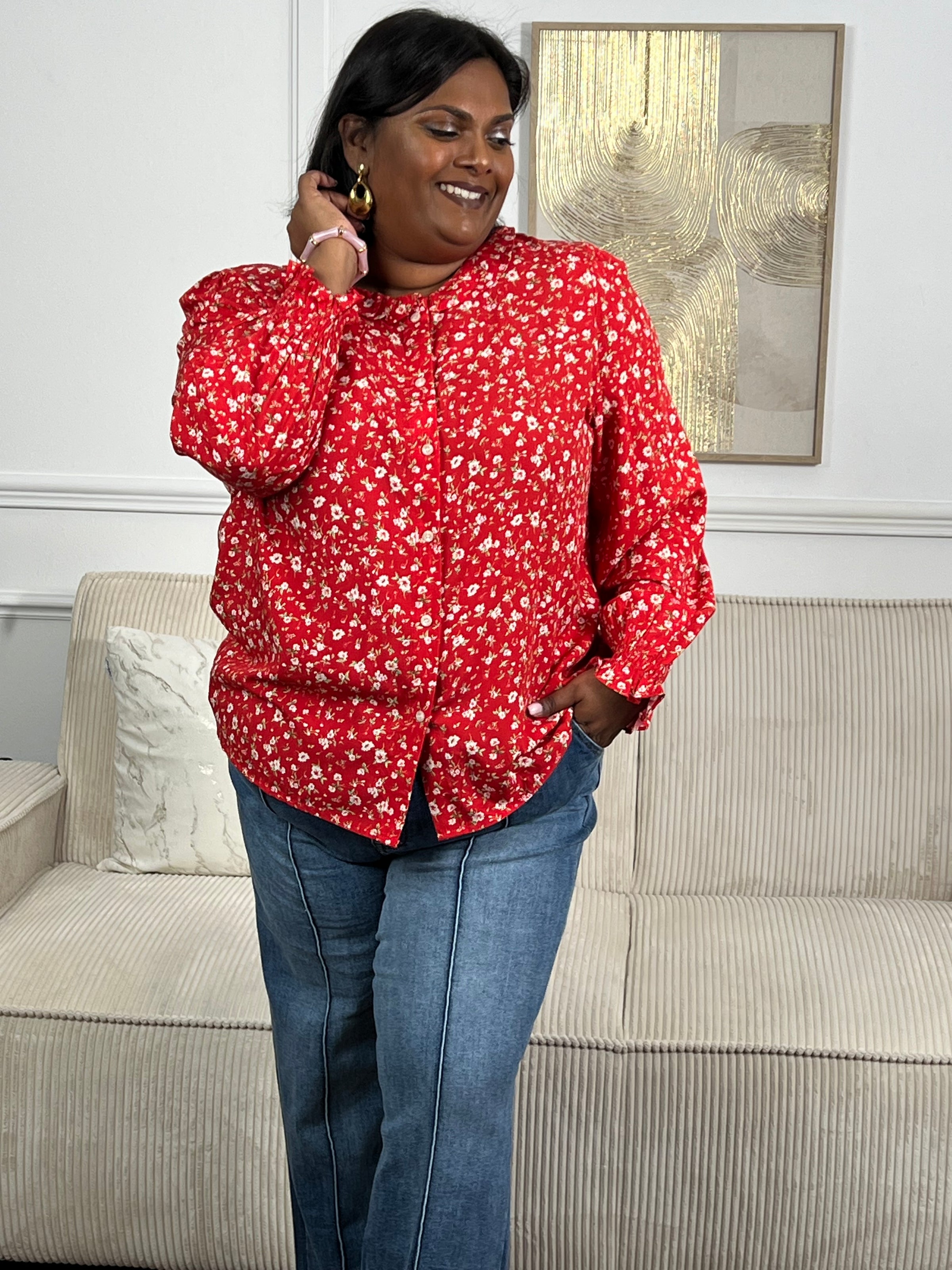 La chemise Elowena conjugue élégance et confort avec son col claudine raffiné et ses manches longues. Son motif floral délicat et sa coupe grande taille en font une pièce flatteuse pour toutes les morphologies. Boutonnée sur le devant, elle se décline en rouge, vert et écru pour s'adapter à vos envies. Une chemise intemporelle et polyvalente à avoir dans sa garde-robe.