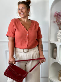 Chemise terracotta en gaze de coton avec boutons dorés