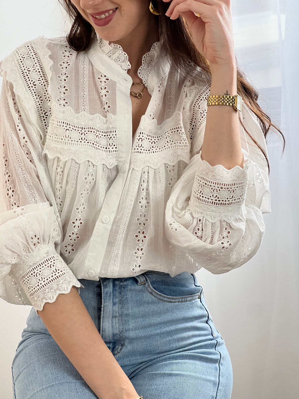 Chemise Angele en coton 100% pour les femmes. Manches bouffantes, col volant et broderie ajourée confèrent à cette pièce écrue une élégance intemporelle. Légèrement transparente, elle se porte avec aisance au quotidien comme en occasion.