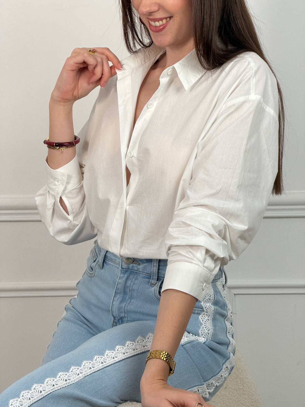 Chemise en coton aux détails romantiques et féminins. Manches longues avec boutons aux poignets, col chemise classique et fermeture boutonnée sur toute la longueur. La touche signature : une découpe en cœur rouge au dos qui ajoute une dimension poétique à cette pièce incontournable. Parfaite pour créer des looks à la fois élégants et originaux.