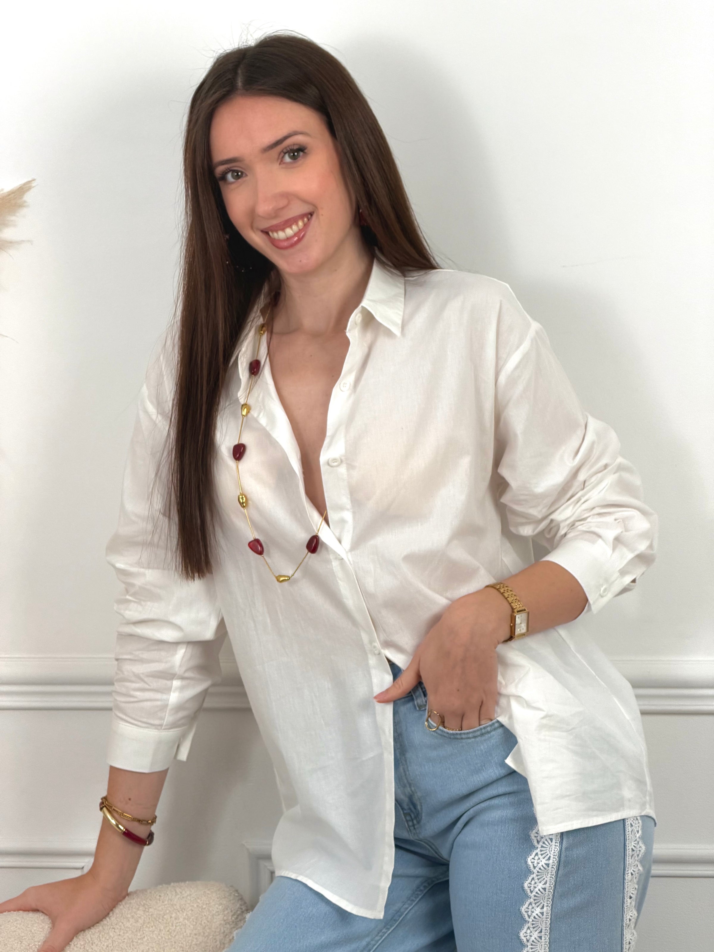 Chemise en coton aux détails romantiques et féminins. Manches longues avec boutons aux poignets, col chemise classique et fermeture boutonnée sur toute la longueur. La touche signature : une découpe en cœur rouge au dos qui ajoute une dimension poétique à cette pièce incontournable. Parfaite pour créer des looks à la fois élégants et originaux.