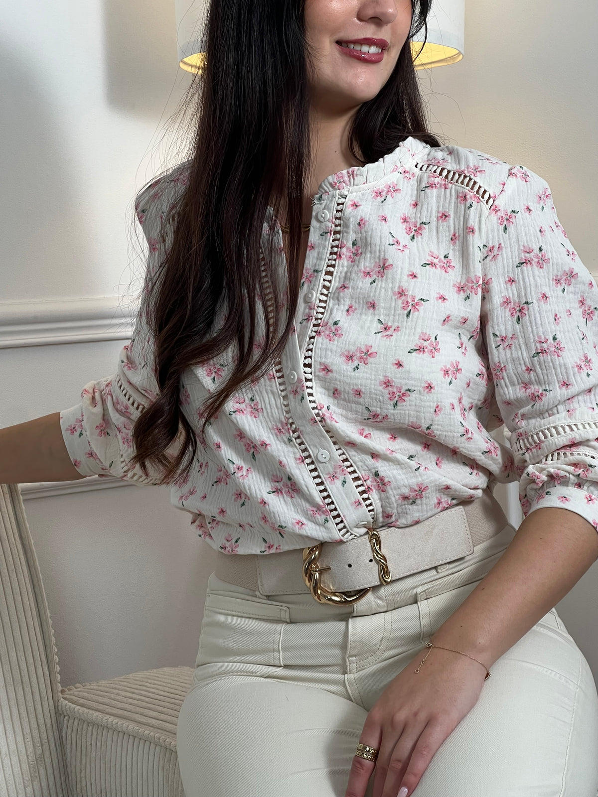 Découvrez la chemise Anelia, une pièce incontournable pour un style bohème et confortable. Confectionnée en 100% coton, cette chemise allie élégance et légèreté avec ses détails ajourés délicats sur le devant et aux manches. Le col montant et les manches longues offrent une couverture raffinée. Les motifs floraux roses et verts sur fond beige apportent une touche naturelle et féminine à votre garde-robe.