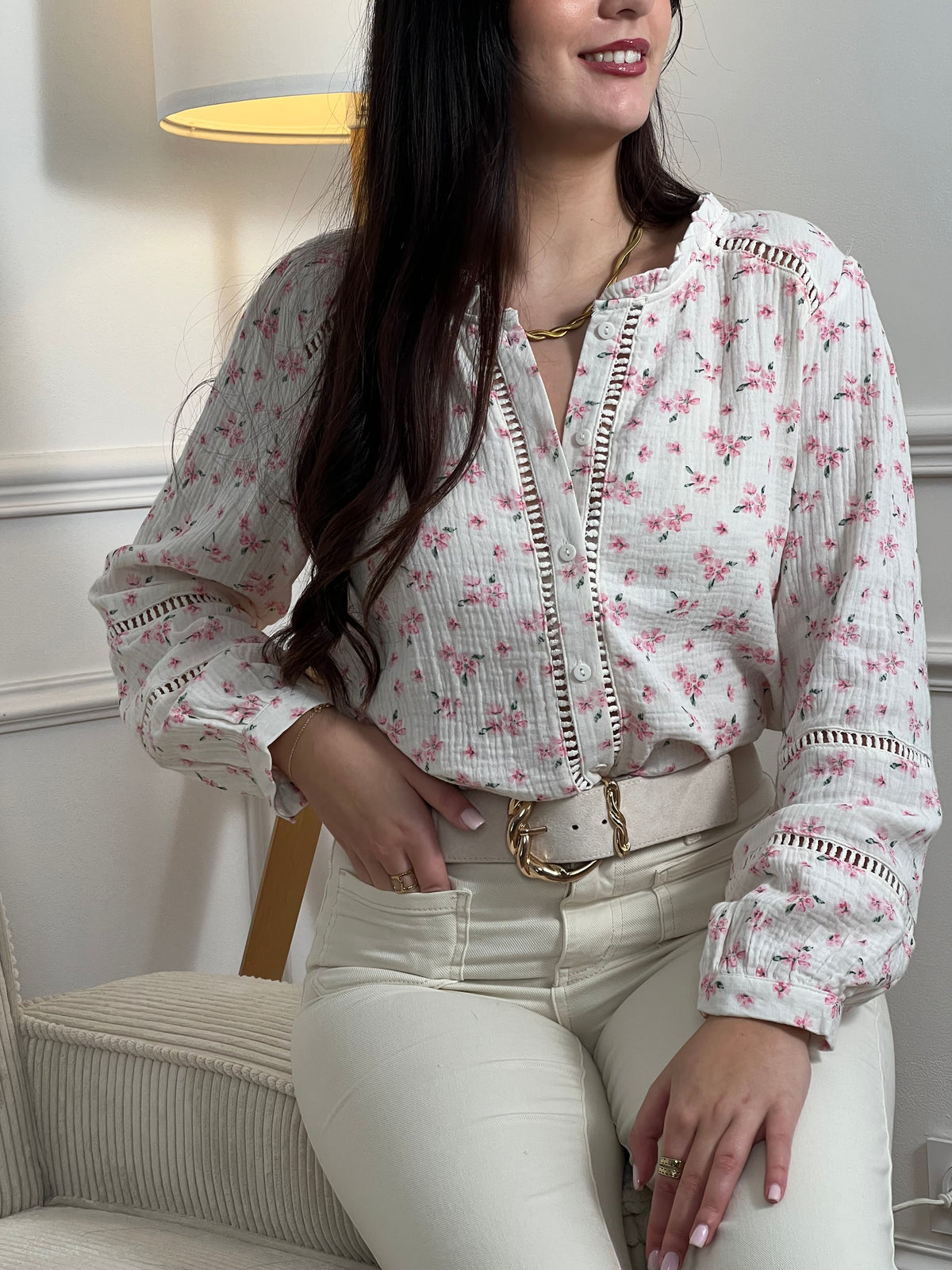 Découvrez la chemise Anelia, une pièce incontournable pour un style bohème et confortable. Confectionnée en 100% coton, cette chemise allie élégance et légèreté avec ses détails ajourés délicats sur le devant et aux manches. Le col montant et les manches longues offrent une couverture raffinée. Les motifs floraux roses et verts sur fond beige apportent une touche naturelle et féminine à votre garde-robe.